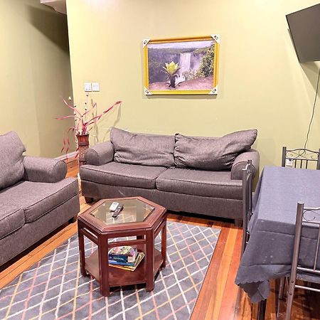 Hollywood Guesthouse 乔治敦 外观 照片