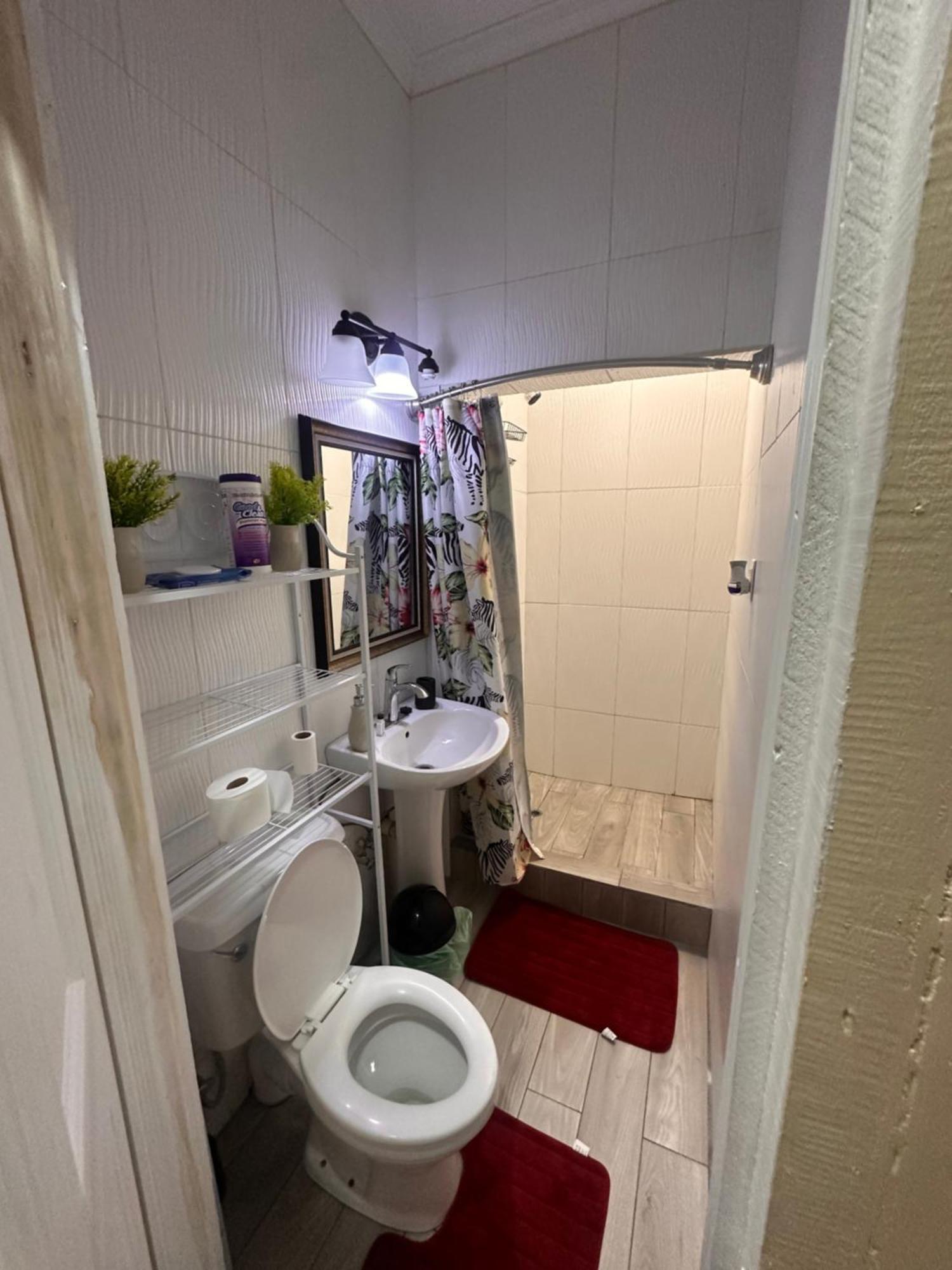 Hollywood Guesthouse 乔治敦 外观 照片