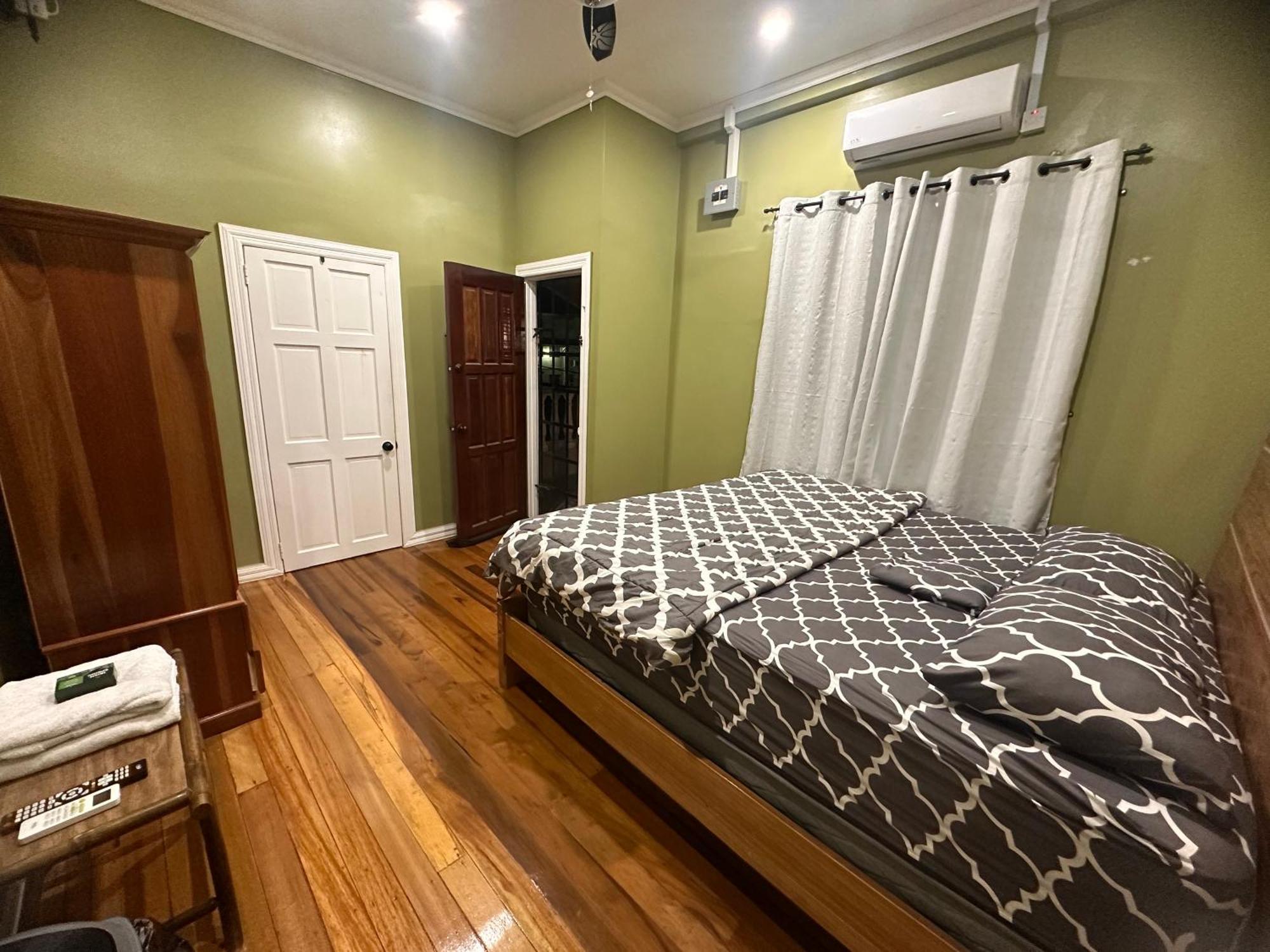 Hollywood Guesthouse 乔治敦 外观 照片