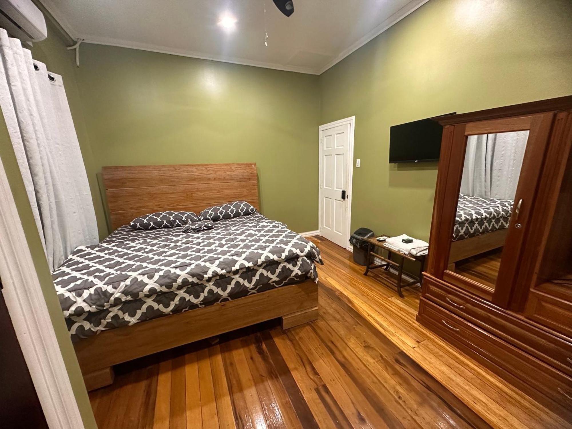 Hollywood Guesthouse 乔治敦 外观 照片