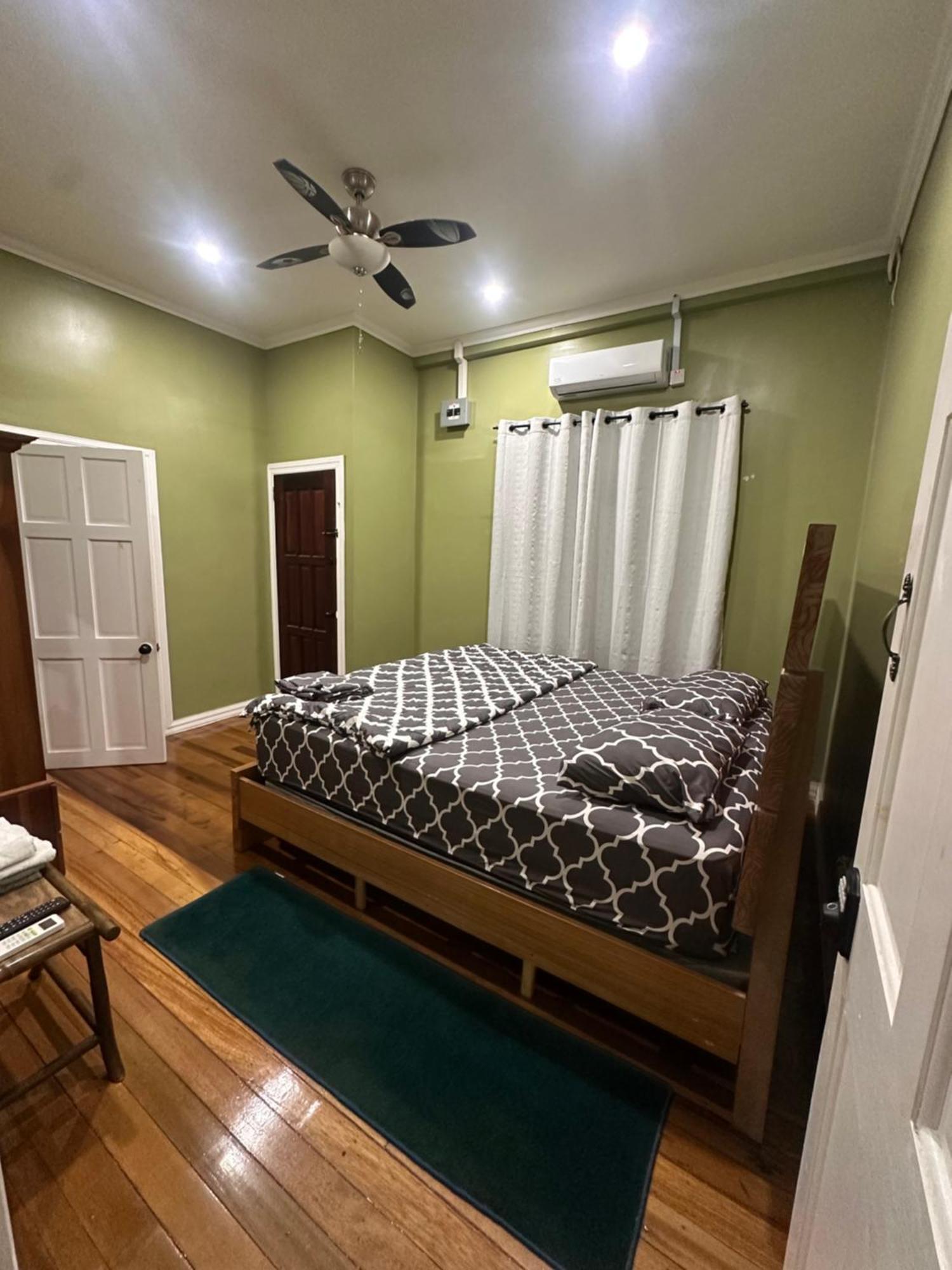 Hollywood Guesthouse 乔治敦 外观 照片