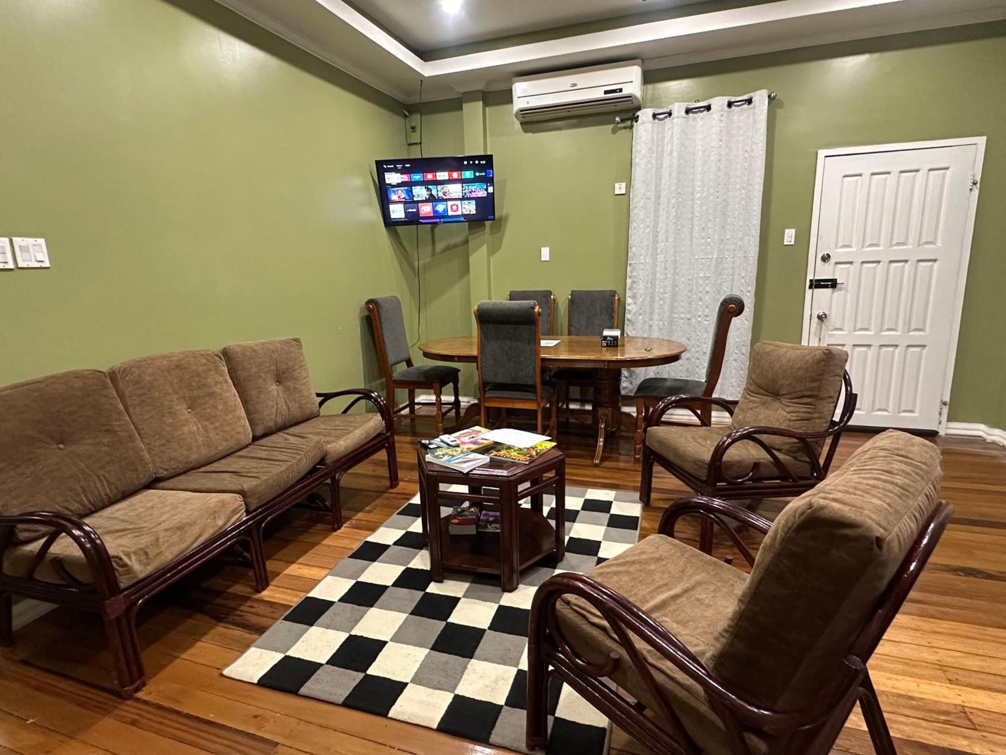 Hollywood Guesthouse 乔治敦 外观 照片