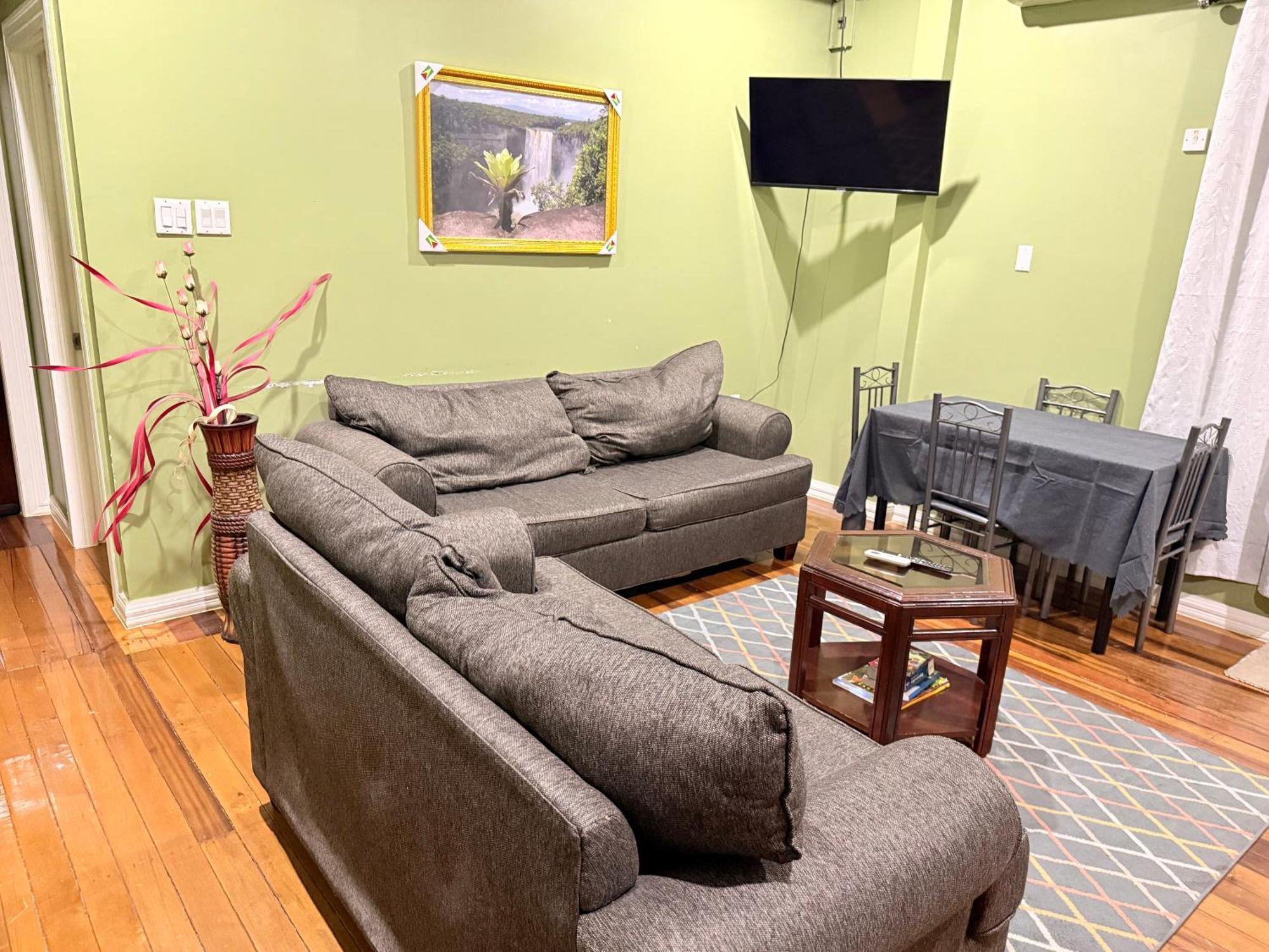 Hollywood Guesthouse 乔治敦 外观 照片